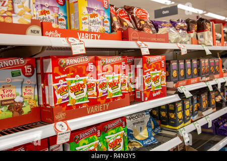 Arnotts forme e spuntini in vendita in un supermercato Coles,l'Australia Foto Stock