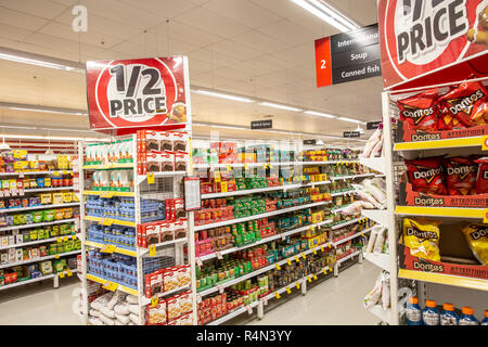Vendita a metà prezzo pubblicizzata in un supermercato Coles nel Queensland, Australia. Foto Stock