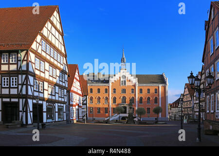 Mercato con municipio e semi-case con travi di legno in hofgeismar Foto Stock