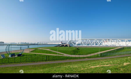 Il Maeslantkering, un enorme tempesta di sovratensioni sulla barriera la Nieuwe Waterweg, Paesi Bassi Foto Stock