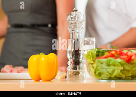 Accoppiare la cucina insieme in cucina Foto Stock