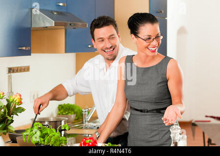 Accoppiare la cucina insieme in cucina Foto Stock