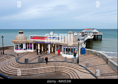 Cromer Pier, un archetipo British molo nel North Norfolk città di Cromer, Regno Unito Foto Stock