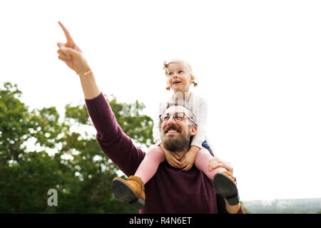 Padre dando figlia piggyback ride Foto Stock