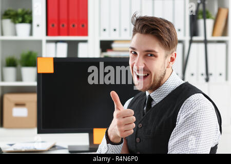 Imprenditore mostra Thumbs up - closeup shot Foto Stock