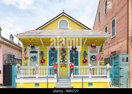 Carino casa nel Quartiere Francese area di New Orleans, in Louisiana. Decorate patriottici per il 4 di luglio. Foto Stock