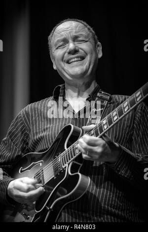 Contrassegnare Ridout suona jazz guitar con Loire Funk tutte le stelle, Scarborough Jazz Festival 2017 Foto Stock