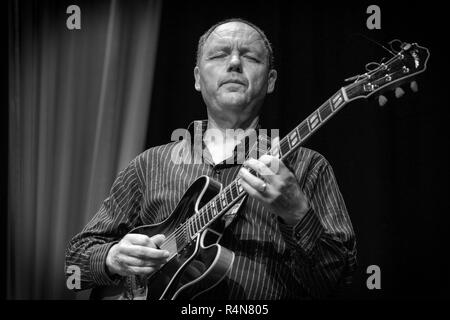 Contrassegnare Ridout suona jazz guitar con Loire Funk tutte le stelle, Scarborough Jazz Festival 2017 Foto Stock