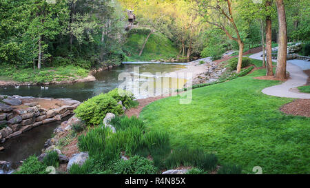 Iconico di Greenville nella Carolina del Sud cade parco cittadino sul Reedy durante il tramonto Foto Stock