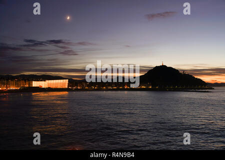 Vista di San Sebastian Donostia con spiaggia Zurriola e il Kursaal n primo piano Paese Basco in Spagna Foto Stock