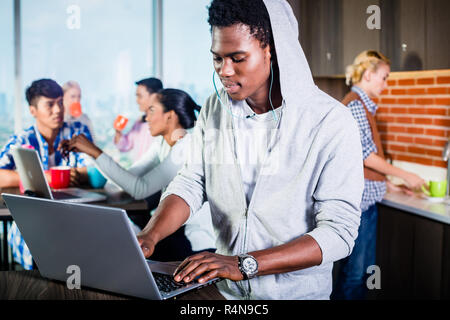 Programmatore di nero nella lounge di start-up Foto Stock