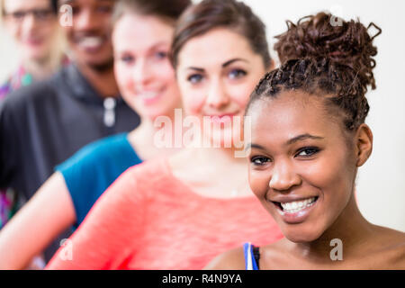 Giovani uomini e donne ballare e fare ginnastica Foto Stock