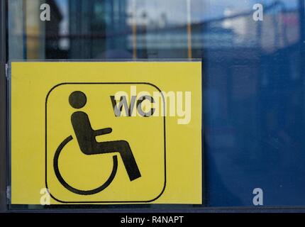 Cartello in un ascensore di un bagno per disabili a Magdeburg stazione ferroviaria Foto Stock