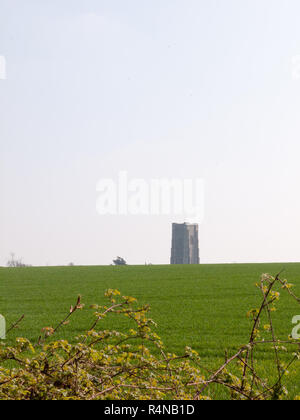 Lavenham castello in lontananza dietro una collina Foto Stock