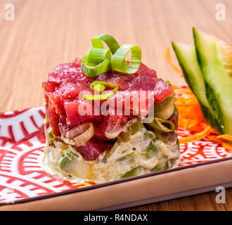 Tartare di tonno servita su un piatto decorativo. Foto Stock
