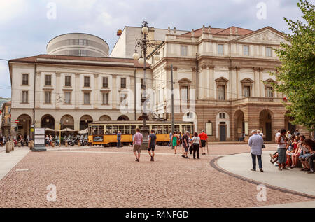 Milano, Italia-Agosto 30, 2016: Piazza Teatro Alla Scala e al Teatro La Scala di Milano Foto Stock