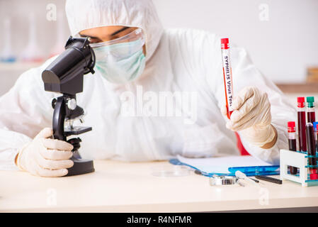 Bel giovane assistente di laboratorio test di campioni di sangue in ospedale Foto Stock