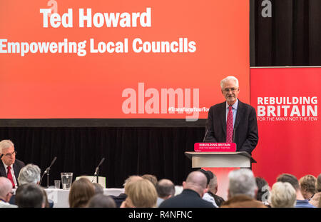 Ted Howard parla di rafforzare i consigli locali in mansfield, Nottinghamshire con John McDonnell p.f. Foto Stock