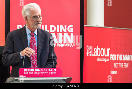 Ted Howard parla di rafforzare i consigli locali in mansfield, Nottinghamshire con John McDonnell p.f. Foto Stock