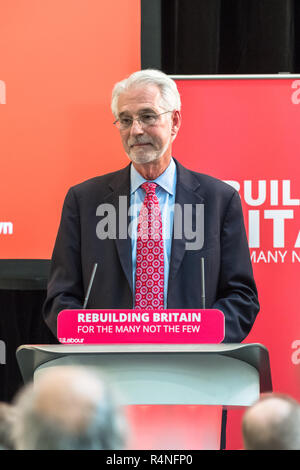 Ted Howard parla di rafforzare i consigli locali in mansfield, Nottinghamshire con John McDonnell p.f. Foto Stock