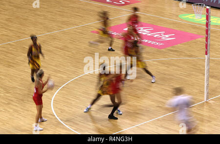 Visione generale dell'azione tra Inghilterra Roses e Uganda She Cranes durante la partita Vitality netball International Series alla Echo Arena di Liverpool. PREMERE ASSOCIAZIONE foto. Data foto: Martedì 27 novembre 2018. Vedi la storia di PA netball Inghilterra. Il credito fotografico dovrebbe essere: Nigel filo francese/PA. Foto Stock