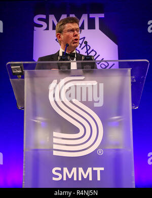 Solo uso editoriale Rt Hon Greg Clark MP, Segretario di Stato per gli affari, di energia e di strategia industriale, dà il suo discorso presso la società di costruttori di automobili e di commercianti (SMMT) Cena annuale per il settore automobilistico al Grosvenor House Hotel di Londra. Foto Stock