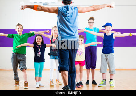 Insegnante di danza dando kids Zumba Fitness classe Foto Stock