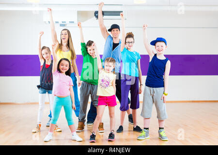 Insegnante di danza dando kids Zumba Fitness classe Foto Stock