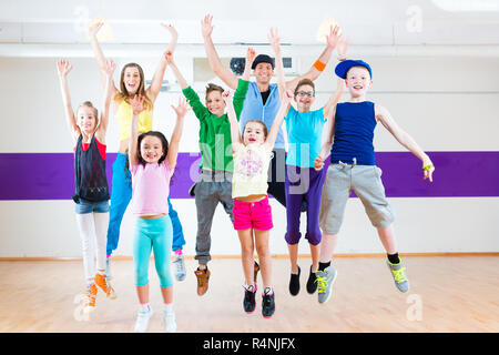 Insegnante di danza dando kids Zumba Fitness classe Foto Stock