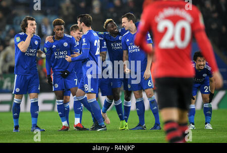 Leicester giocatori celebra e Southampton Manolo Gabbiadini cammina indietro dopo manca una penalità durante il Carabao Cup, quarto round in abbinamento al King Power Stadium, Leicester. Foto Stock