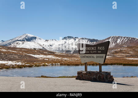 Indipendenza Pass, Colorado: Top di indipendenza Pass. Neve sul terreno e screma di ghiaccio sul laghetto a metà settembre. Autostrada statale 82 gonne alcuni del Colorado il famoso 14-ers, montagne più di 14.000 piedi alto come le creste il Continental Divide a 12,095 piedi sopra il livello del mare. Aperto solo in alta stagione estiva, che scorre fra i laghi Gemelli e Aspen e fa parte del Colorado di cima delle montagne rocciose Scenic Byway. Stati Uniti d'America Foto Stock