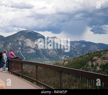 Vista panoramica delle montagne, Trail Ridge Road, Rocky Mountain National Park, COLORADO, Stati Uniti d'America Foto Stock