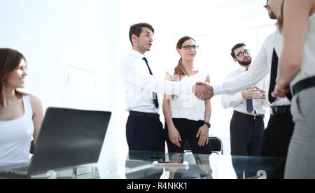 Project Manager stringe la mano ad un dipendente della società Foto Stock