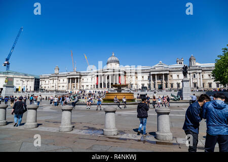 Vista su Trafalgar Square verso la National Gallery di Londra, Regno Unito Foto Stock