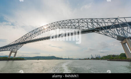 Ponte delle Americhe (Puente de las Americas). Costruito nel 1957 e una volta noto come Thatcher Ferry Bridge, copre l'entrata del Pacifico del Canale di Panama. Foto Stock