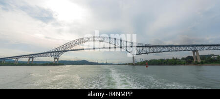 Ponte delle Americhe (Puente de las Americas). Costruito nel 1957 e una volta noto come Thatcher Ferry Bridge, copre l'entrata del Pacifico del Canale di Panama. Foto Stock