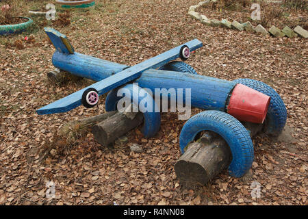 Aeroplano giocattolo realizzato da rifiuti pneumatici e tronchi di legno sul bambino giochi per bambini in Ivanovo, Russia. Attenzione: Questa immagine è una parte di un saggio fotografico di 18 foto con lo stesso campo giochi. Foto Stock