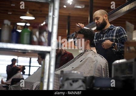 Tempestoso della grotta uomo Barber shop in Nelson Foto Stock