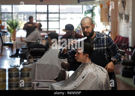 Tempestoso della grotta uomo Barber shop in Nelson Foto Stock