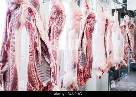 Carcasse di maiale nella norcineria pronta per la trasformazione Foto Stock