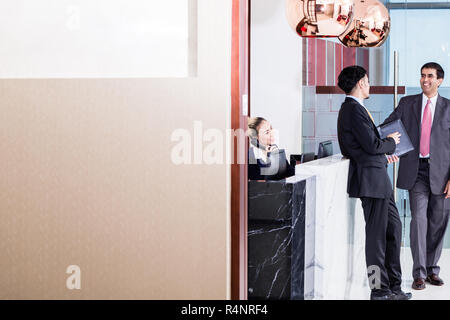 Manager business accogliente associare in office lounge Foto Stock