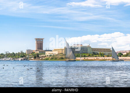 Bella scena per il fiume Nilo e barche da Luxor e Aswan tour in Egitto Foto Stock