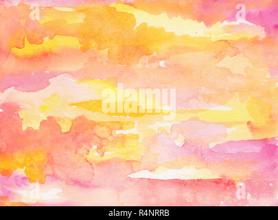 Acquerello sfondo cielo lavare con alba e tramonto nuvole dipinte in giallo rosa colori arancione e viola con acquarello di Grana carta Foto Stock