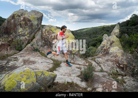 Un uomo che corre su alcuni terreni rocciosi in Huasca de Ocampo, hidalgo, Messico. Foto Stock