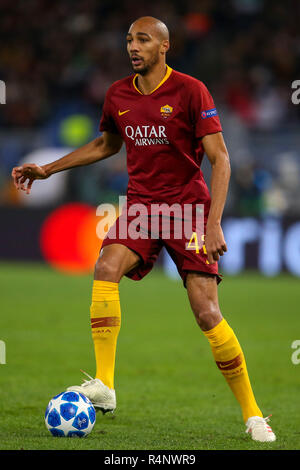 Stadio Olimpico di Roma, Italia. 27 Nov, 2018. UEFA Champions League Football, AS Roma contro il Real Madrid; Stefan Nzonzi di AS Roma controlla il credito a sfera: Azione Plus sport/Alamy Live News Foto Stock