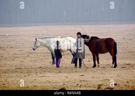 Srinagar, Jammu e Kashmir in India. 23 Nov, 2018. Popolo del Kashmir passeggiate durante una fredda giornata di nebbia a Srinagar, la capitale estiva di Indiano Kashmir amministrato. Credito: Masrat Zahra/ZUMA filo/ZUMAPRESS.com/Alamy Live News Foto Stock