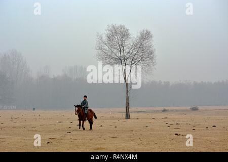 Srinagar, Jammu e Kashmir in India. 23 Nov, 2018. Popolo del Kashmir passeggiate durante una fredda giornata di nebbia a Srinagar, la capitale estiva di Indiano Kashmir amministrato. Credito: Masrat Zahra/ZUMA filo/ZUMAPRESS.com/Alamy Live News Foto Stock