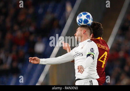 Roma, Italia, 27 Novembre, 2018. Real Madrid Sergio Ramos, a sinistra e a Roma's Patrik Schick salto per la sfera durante la Champions League gruppo G partita di calcio tra Roma e Real Madrid presso lo Stadio Olimpico. Il Real Madrid vince 2-0. © immagini di aggiornamento/ Alamy Live News Foto Stock