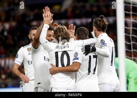 Roma, Italia, 27 Novembre, 2018. Del Real Madrid in Lucas Vazquez, secondo da destra, celebra con i suoi compagni di squadra, da sinistra, Marcelo, Luka Modric e Gareth Bale, dopo il punteggio dopo rigature durante la Champions League gruppo G partita di calcio tra Roma e Real Madrid presso lo Stadio Olimpico. Il Real Madrid vince 2-0. © immagini di aggiornamento/ Alamy Live News Foto Stock