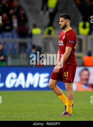 Roma, Italia, 27 Novembre, 2018. Roma's Kostas Manolas lascia il passo alla fine della Champions League gruppo G partita di calcio tra Roma e Real Madrid presso lo Stadio Olimpico. Il Real Madrid vince 2-0. © immagini di aggiornamento/ Alamy Live News Foto Stock